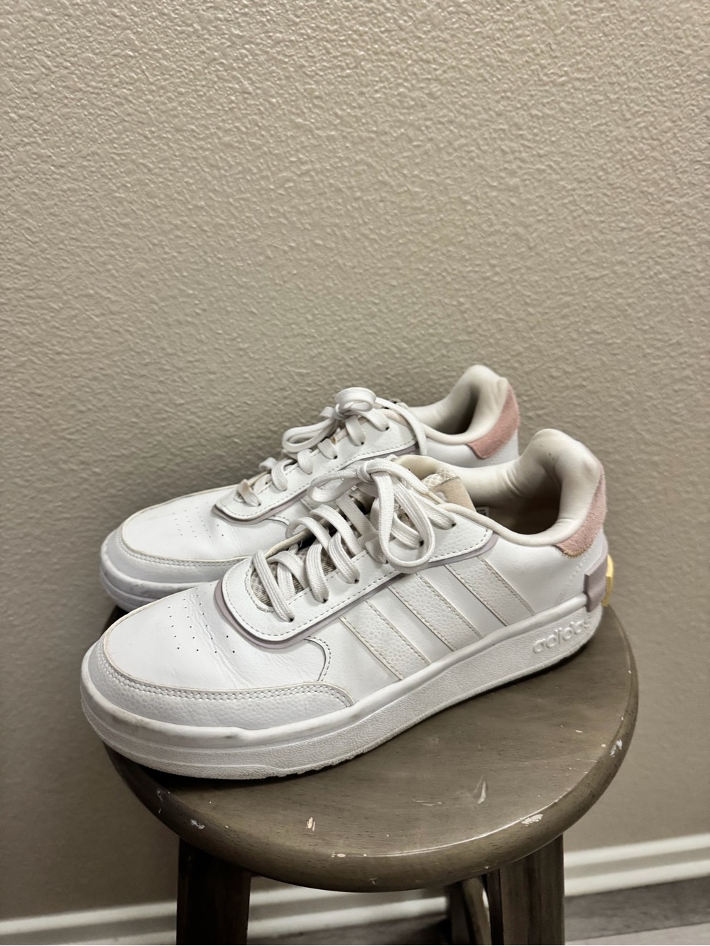 adidas White Leather Low-Top Sneakers with Blush Heel